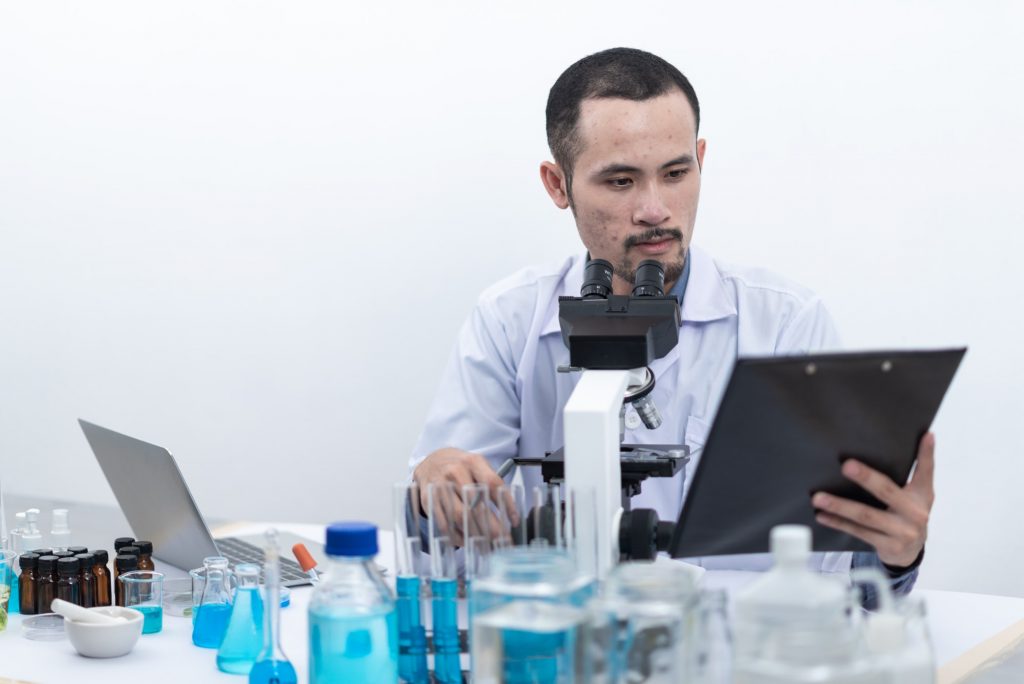 Doctors are diagnosed in the laboratory. With microscopy